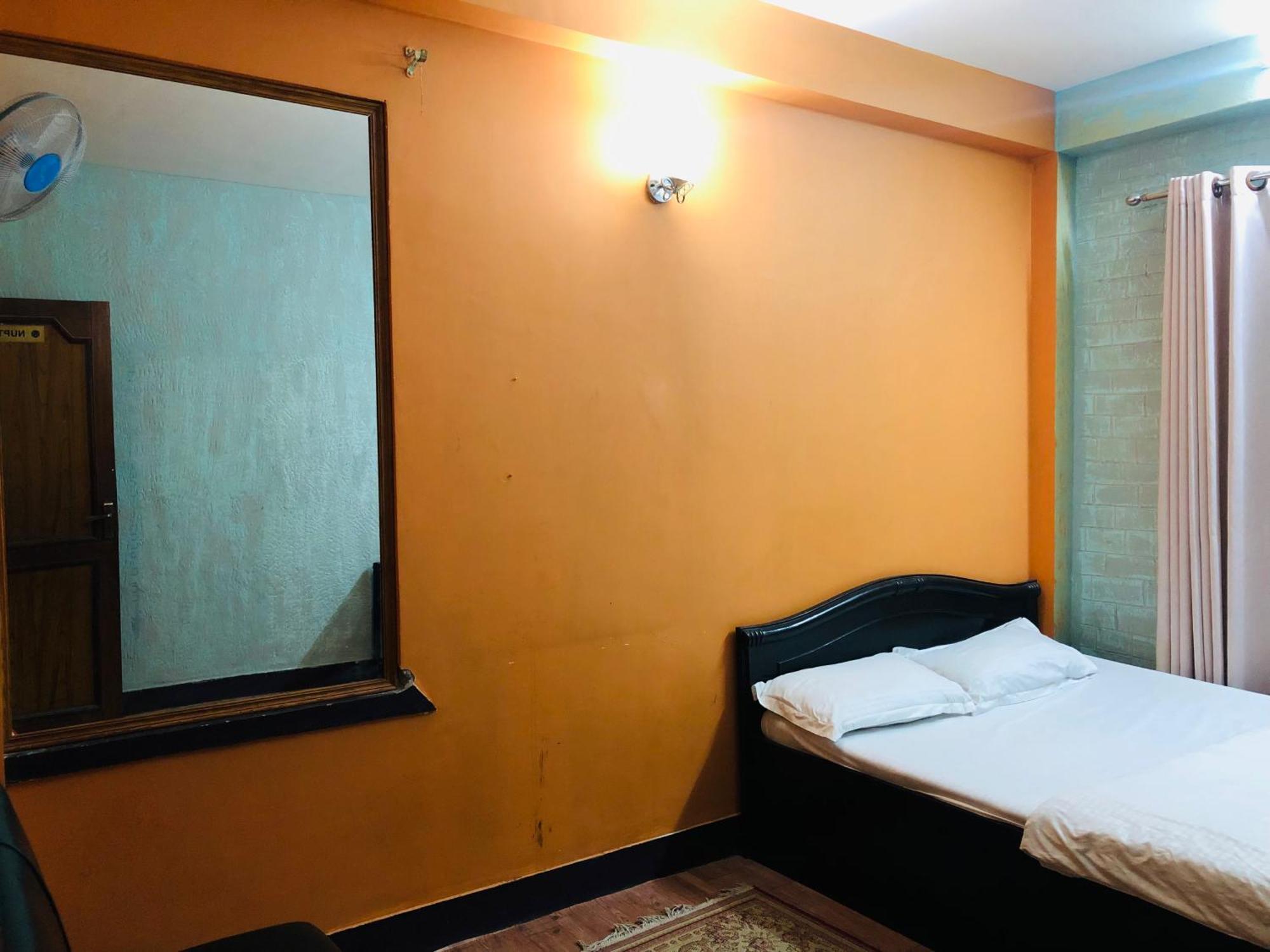 Sara'S Backpackers Hotel Kathmandu Exterior photo