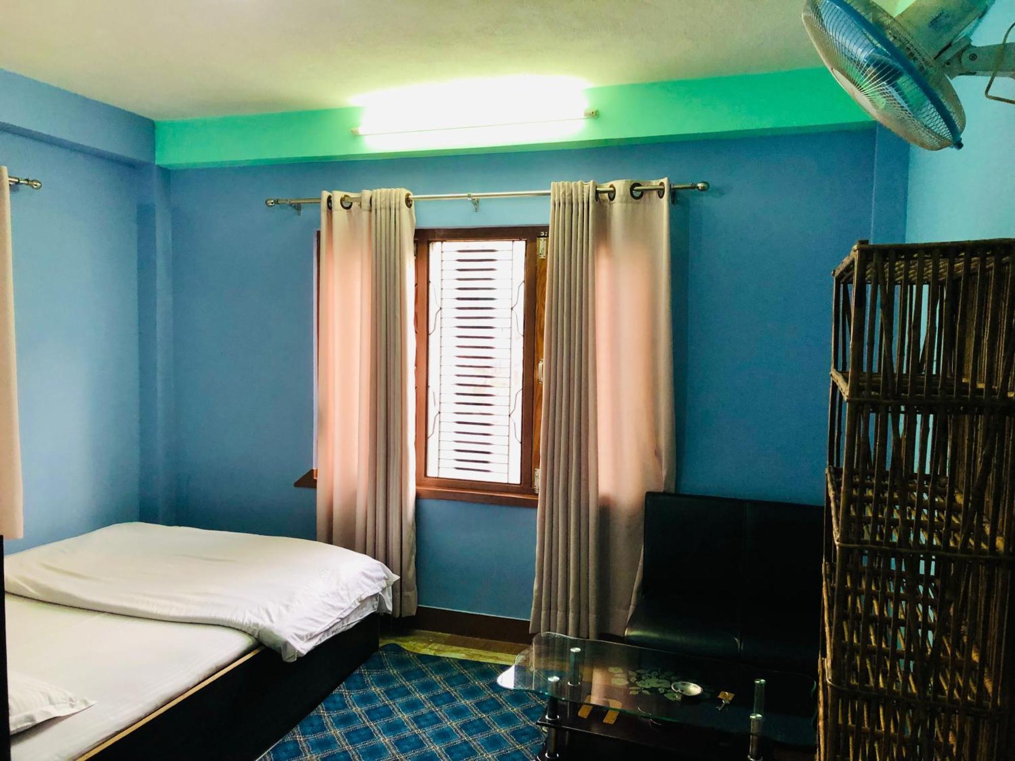 Sara'S Backpackers Hotel Kathmandu Exterior photo