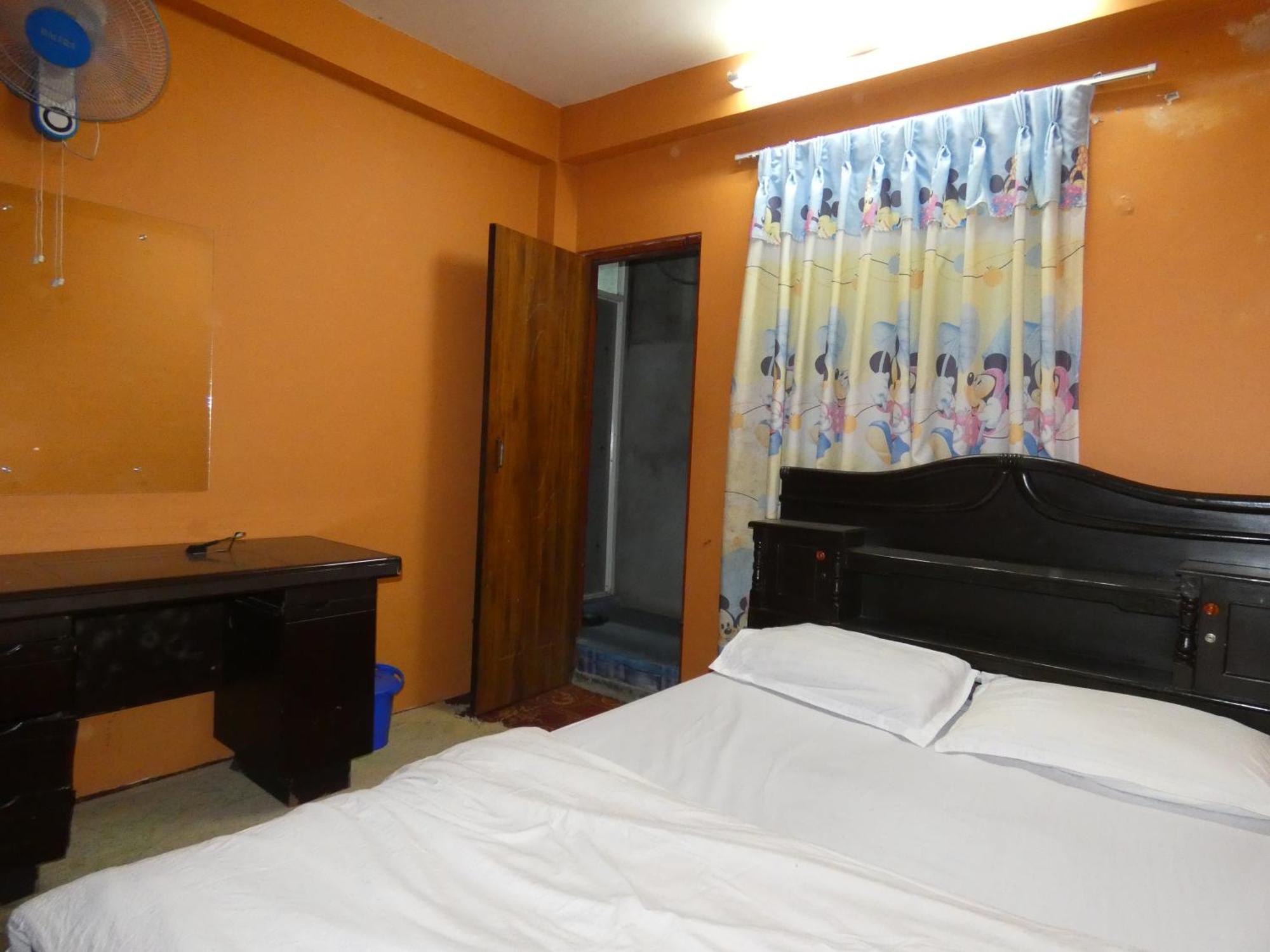 Sara'S Backpackers Hotel Kathmandu Exterior photo