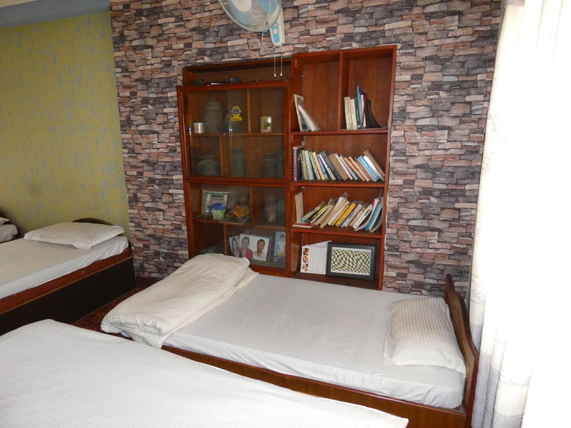 Sara'S Backpackers Hotel Kathmandu Exterior photo