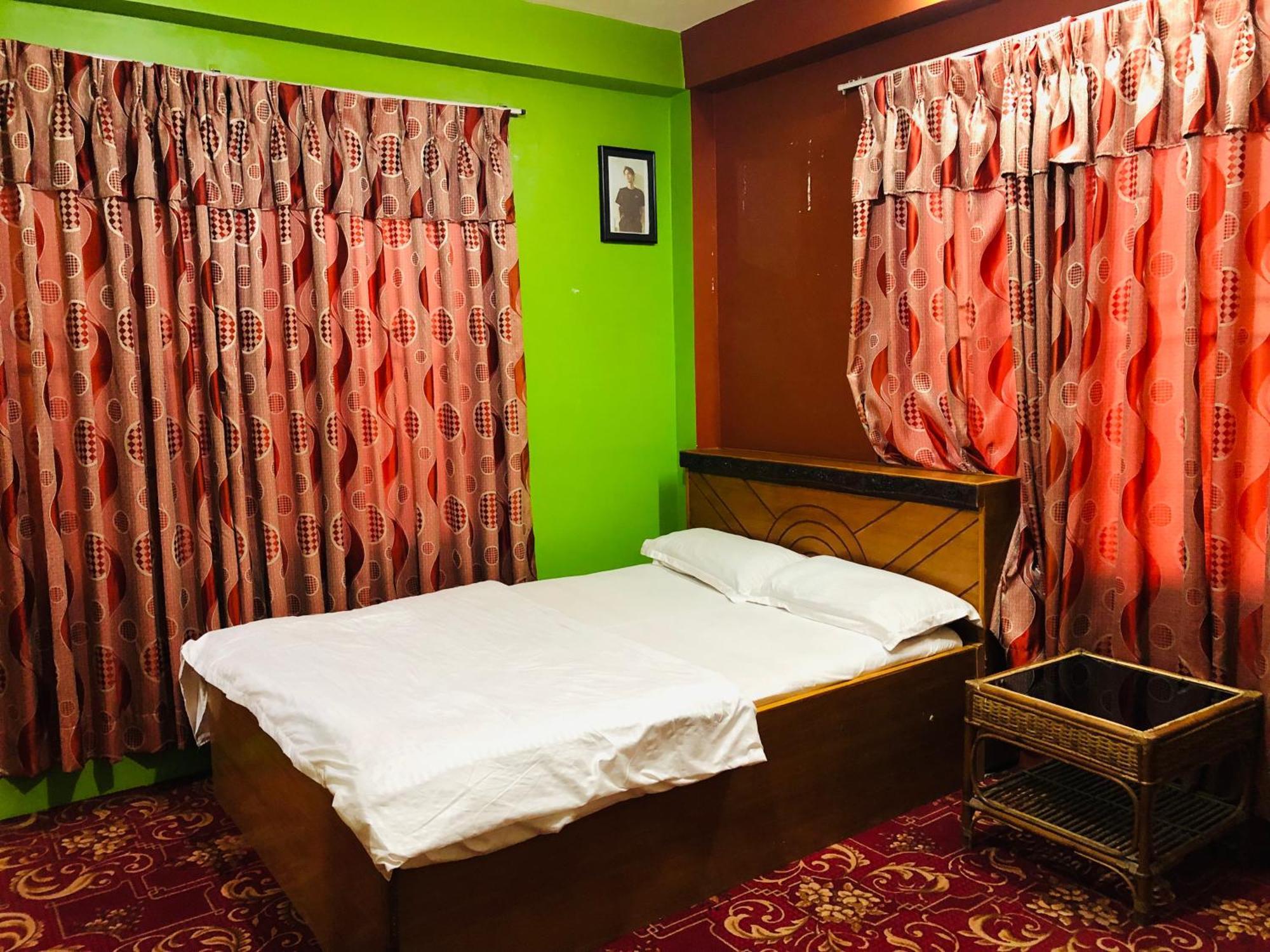 Sara'S Backpackers Hotel Kathmandu Exterior photo