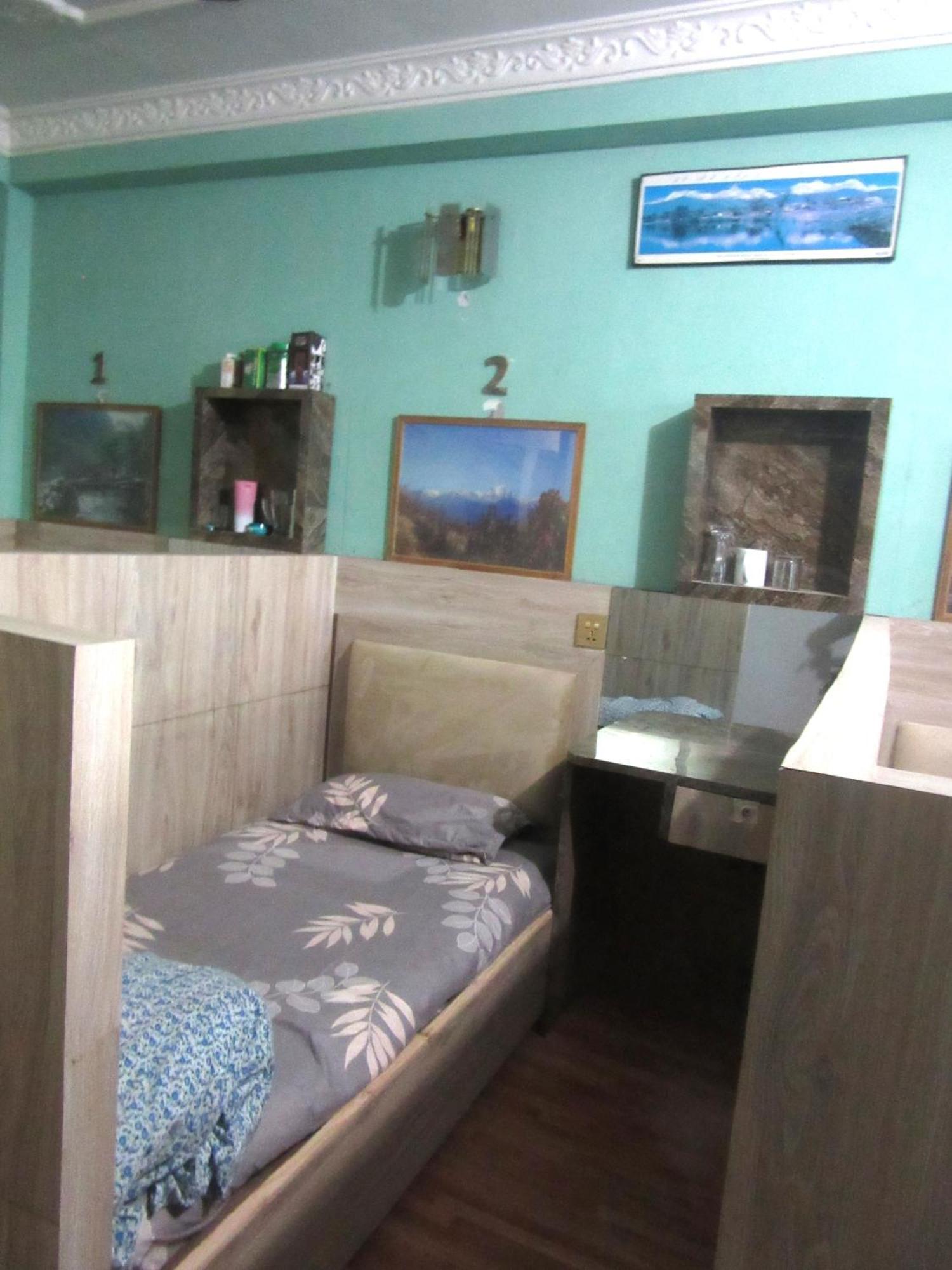 Sara'S Backpackers Hotel Kathmandu Exterior photo